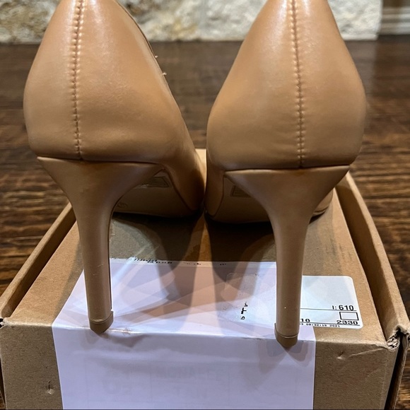 Journee collection Nude Color Square Toe Heels - Picture 6 of 7